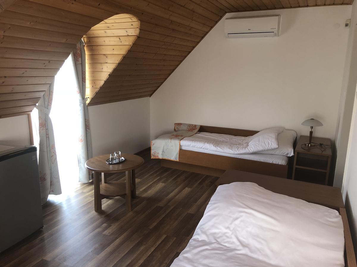 Zoeldteto Panzio Bed & Breakfast บาลาตอนฟือเรด ภายนอก รูปภาพ