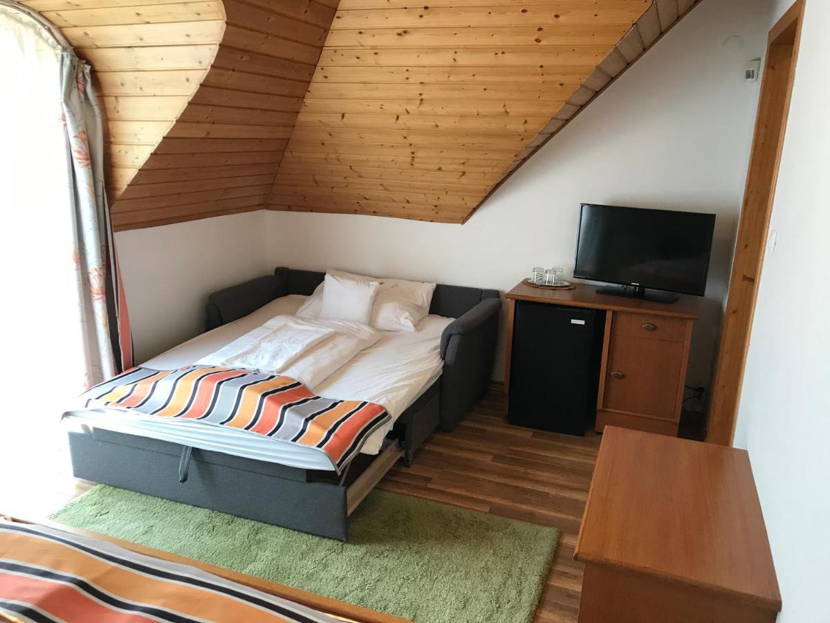 Zoeldteto Panzio Bed & Breakfast บาลาตอนฟือเรด ภายนอก รูปภาพ