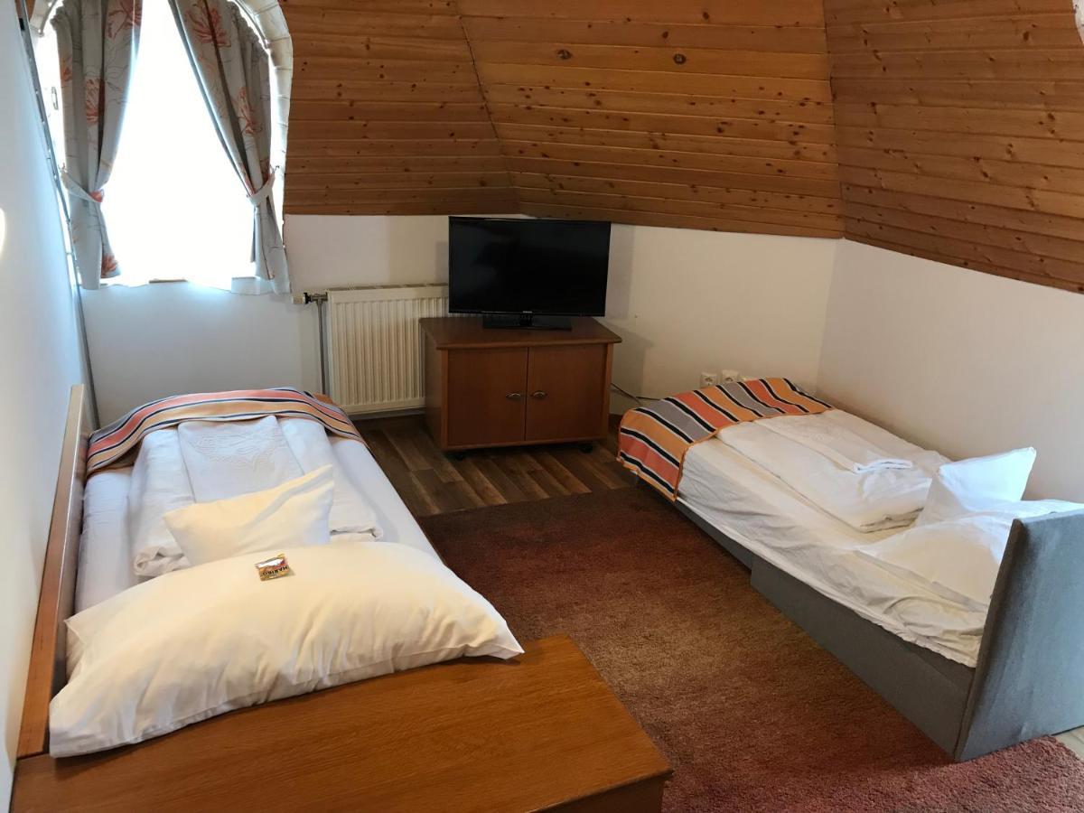Zoeldteto Panzio Bed & Breakfast บาลาตอนฟือเรด ภายนอก รูปภาพ
